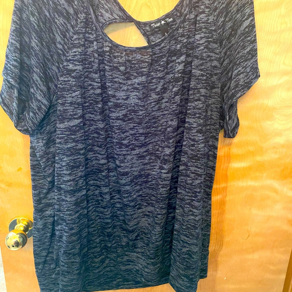 Grey/black T-shirt with key hole back